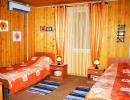 База отдыха "Оникс Южная Пальмира". Двухместный номер в двухэтажном домике, спальная зона с раздельными кроватями
